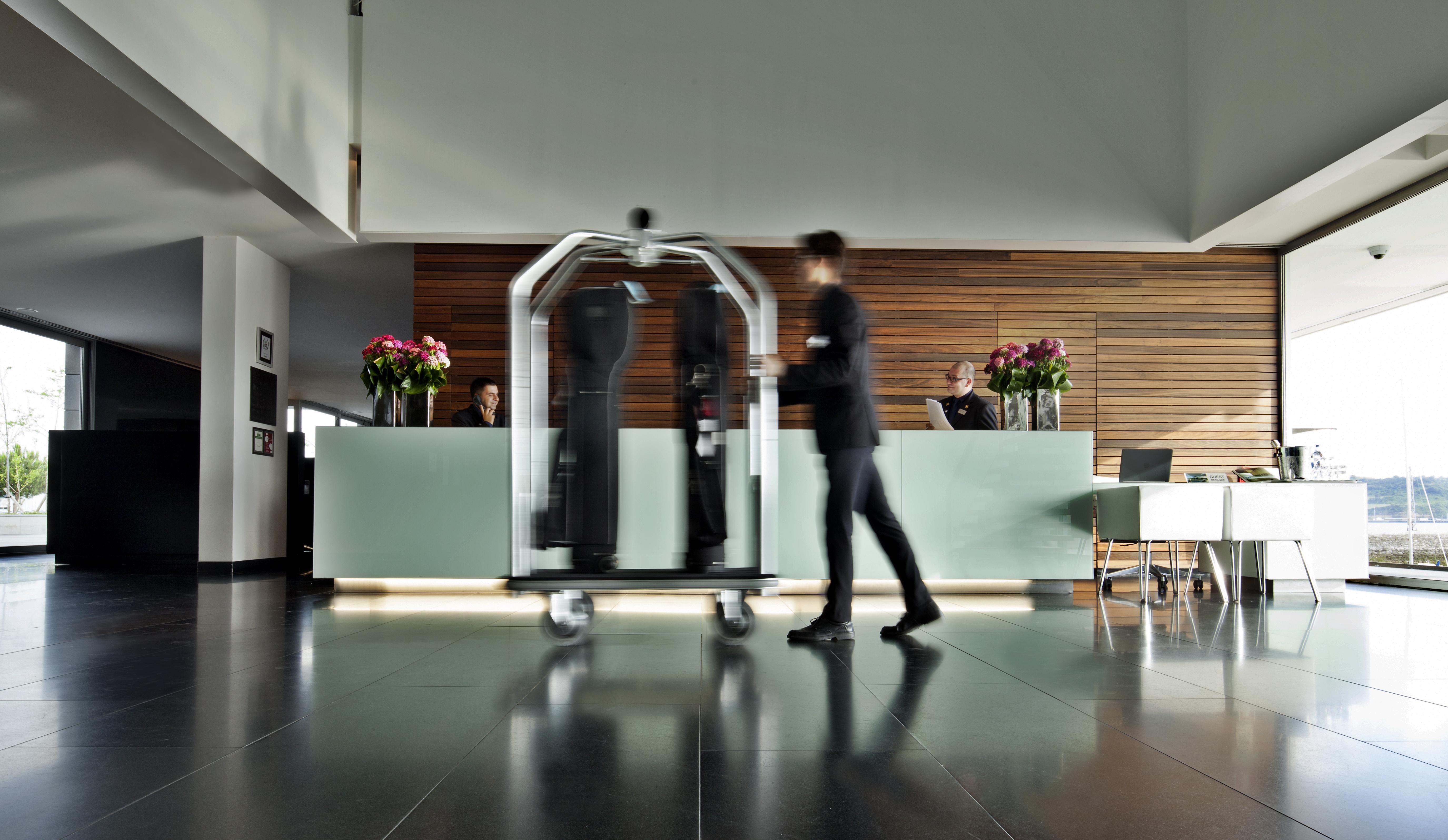 Altis Belem Hotel & Spa, A Member Of Design Hotels リスボン エクステリア 写真 A bellboy with a luggage cart