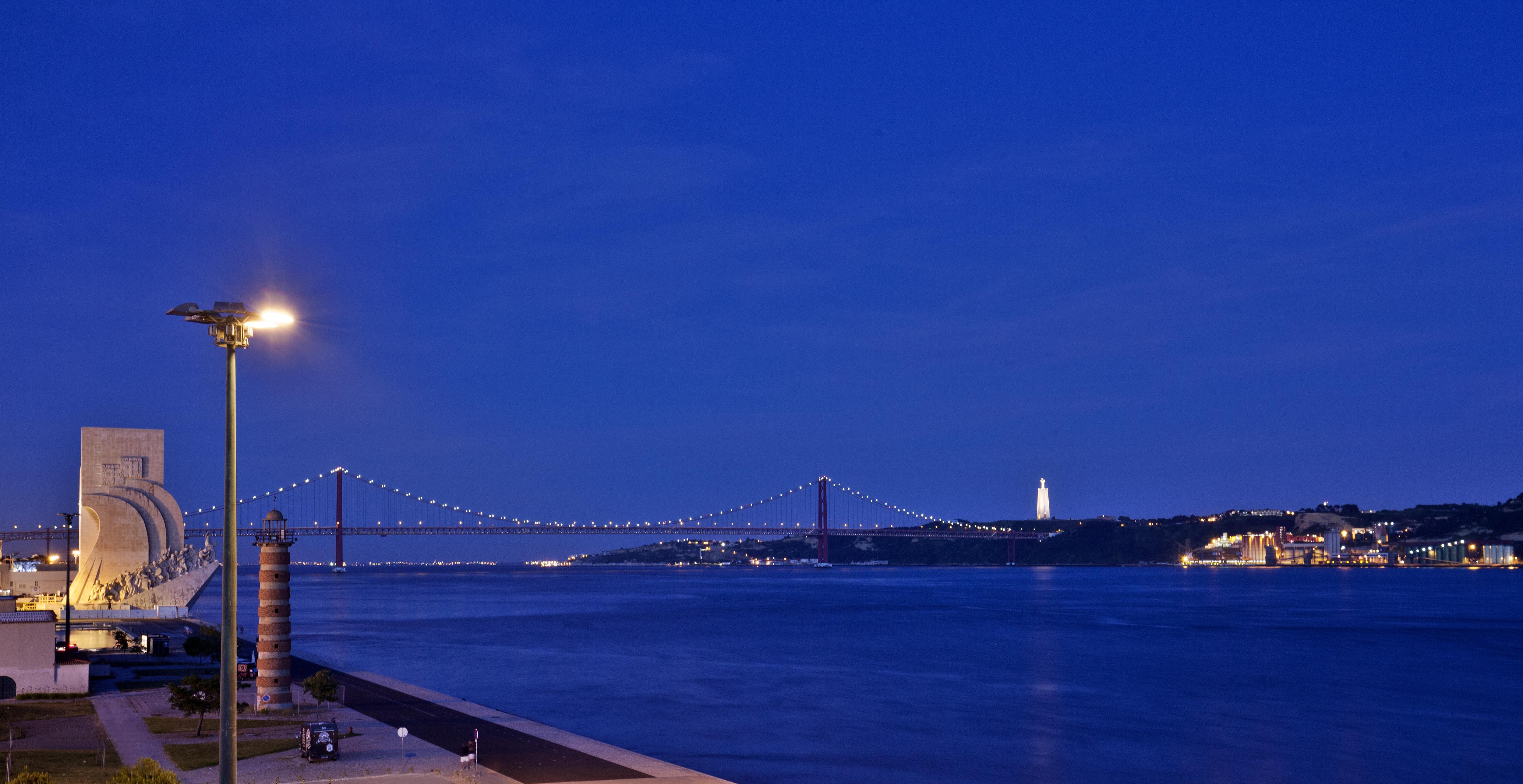 Altis Belem Hotel & Spa, A Member Of Design Hotels リスボン エクステリア 写真 The Verrazano Narrows Bridge at night