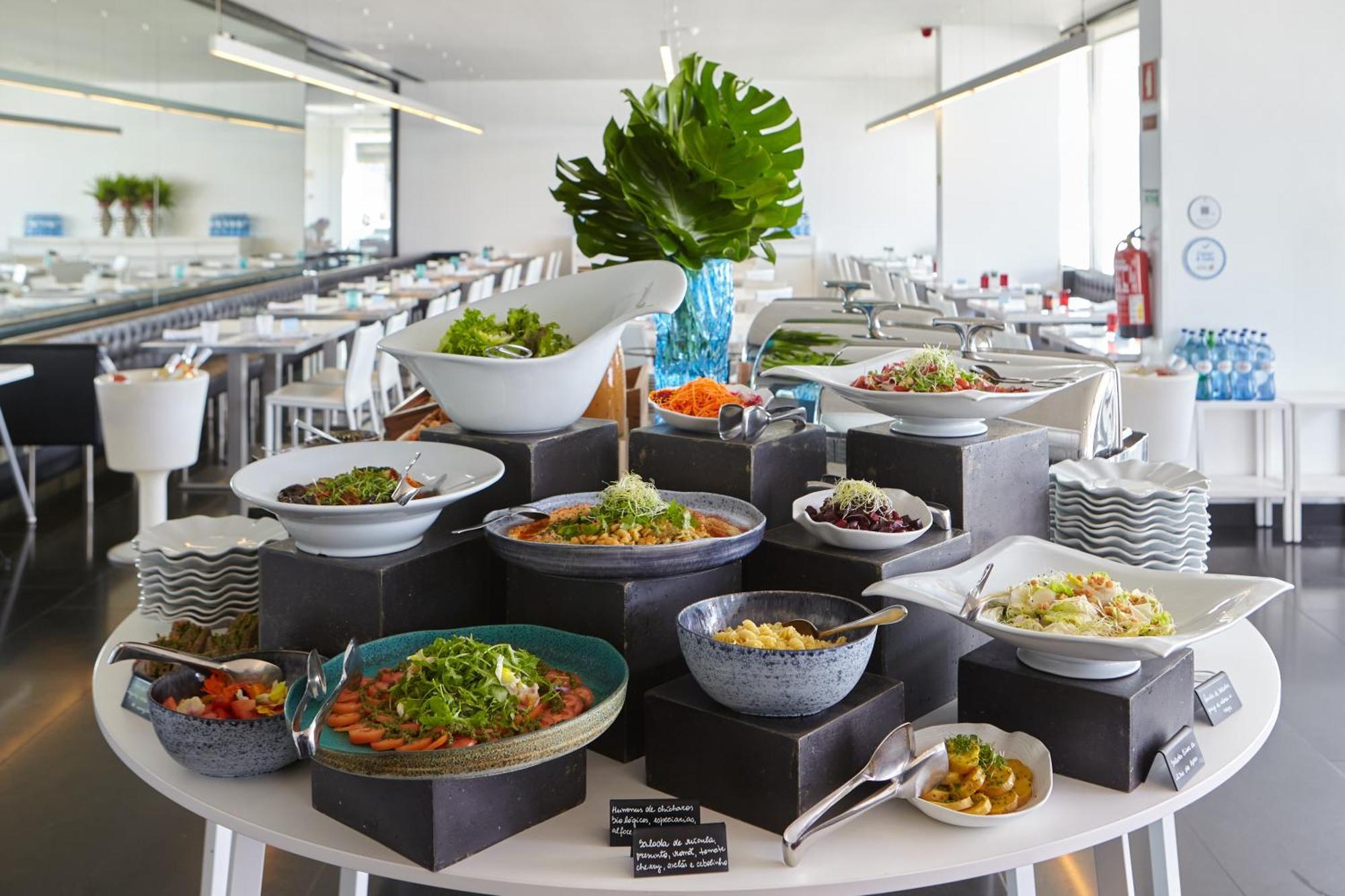 Altis Belem Hotel & Spa, A Member Of Design Hotels リスボン エクステリア 写真 A buffet at a restaurant